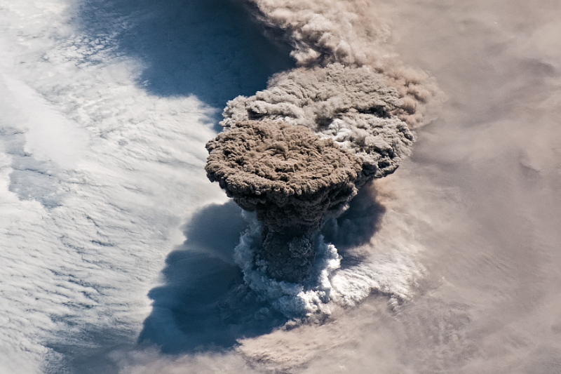 Erupcja Raikoke W przeciwieństwie do niektórych z jego wiecznie aktywnych sąsiadów na Kamczatce, wulkan Raikoke na Wyspach Kurylskich rzadko wybucha. Eksplodowała ostatnio w 1924  i 1778 roku.

Okres uśpienia zakończył się około godz. 4:00 czasu lokalnego 22 czerwca 2019 r., kiedy z krateru o szerokości 700 metrów wystrzelił ogromny pióropusz popiołu i gazów wulkanicznych. Kilka satelitów – a także astronautów na Międzynarodowej Stacji Kosmicznej – obserwowali, jako gęsta pióropusz, wznosił się, a następnie leciał na wschód, aż został wciągnięty w obieg burzy na Północnym Pacyfiku.