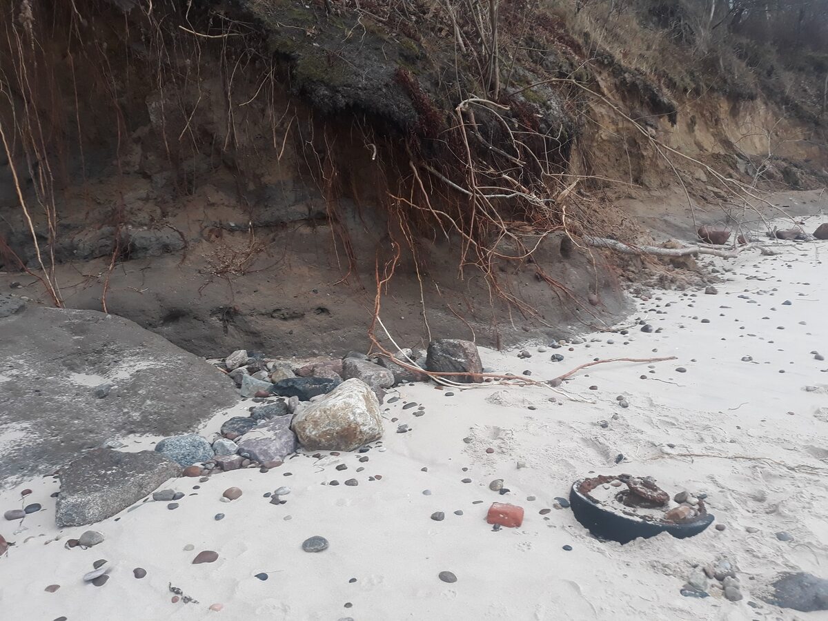 Fragment czołgu znaleziony na plaży 