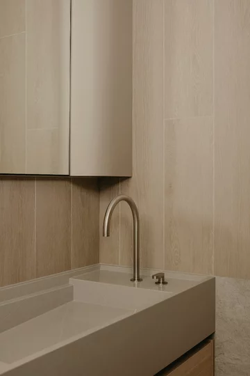 Przytulny minimalizm, projekt wnętrza Right Angle Studio 