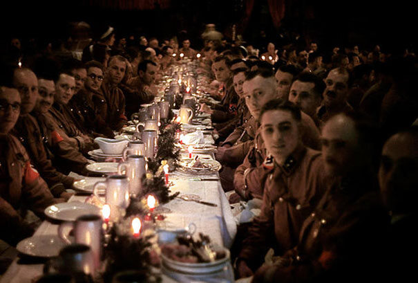 Oficerowie i podchorążowie Hitlera obchodzą Boże Narodzenie, 1941 (fot. boredpanda.com)