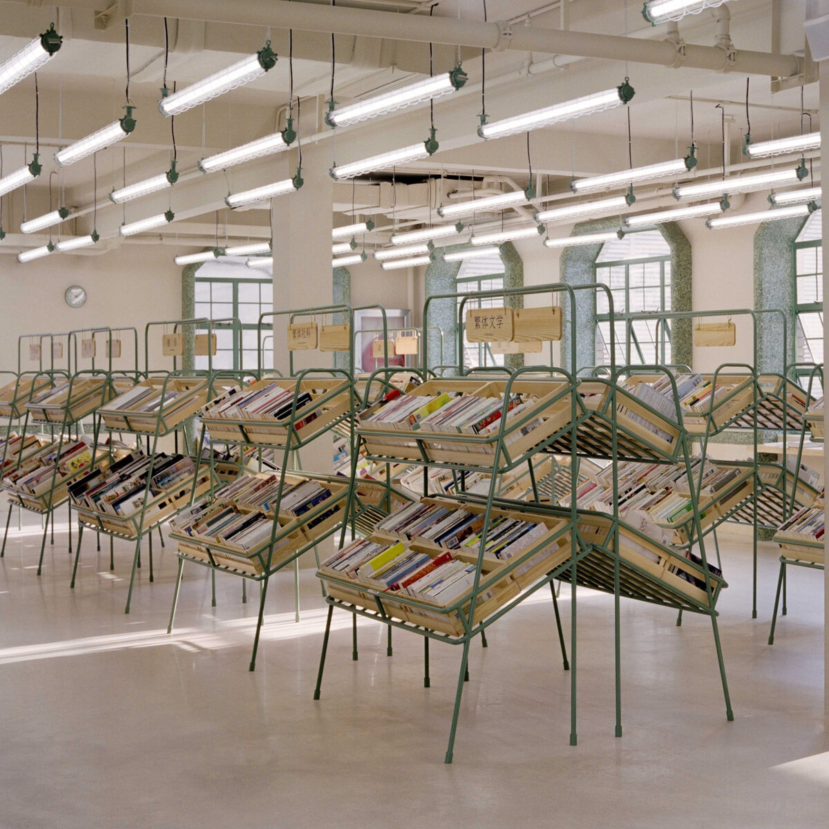 Księgarnia Deja Vu Recycle Store w Szanghaju, projekt Offhand Practice dezeen, v2com