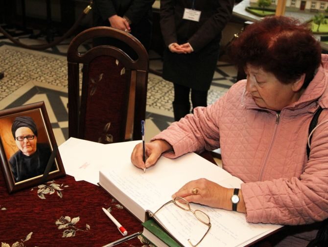 Mieszkańcy Żywca wpisują się do księgi kondolencyjnej (fot. PAP/Grzegorz Momot)