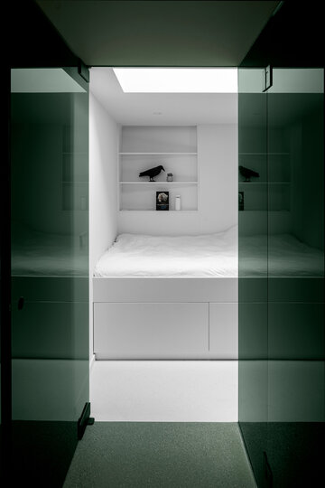Wnętrza XVII-wiecznego domu nad kanałem w&nbsp;Amsterdamie, projekt pracowni i29