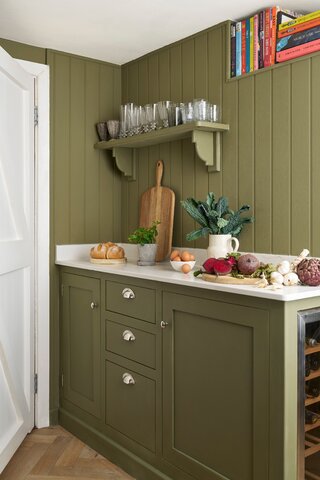 Oliwkowa kuchnia w stylu cottage stała się nieoczekiwanym trendem sezonu — ciepła, prosta i absolutnie nie do podrobienia