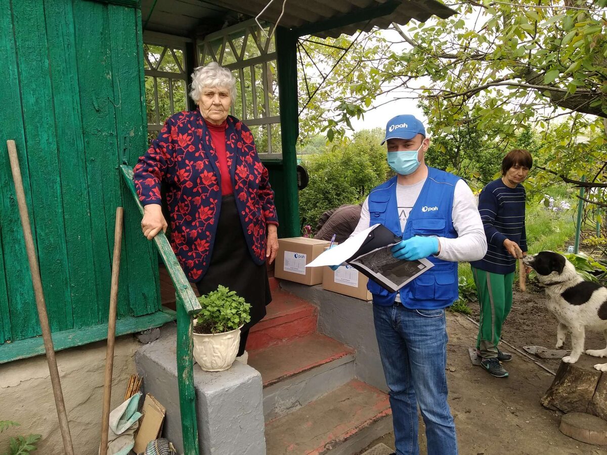 Ukraina. Dystrybucja paczek dla seniorow 