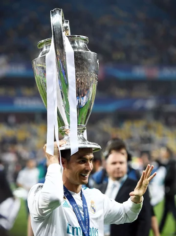 Cristiano Ronaldo z Pucharem Europy 