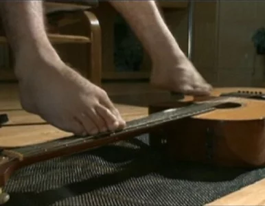 Miniatura: Gra na gitarze, choć nie ma rąk. "Wszystko...