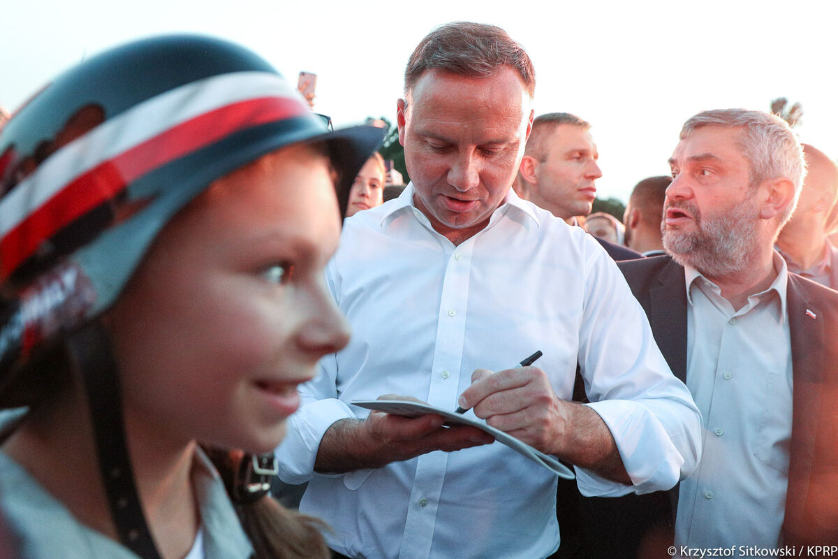 Prezydent Andrzej Duda podczas wydarzenia „Warszawiacy śpiewają (nie)ZAKAZANE PIOSENKI” 