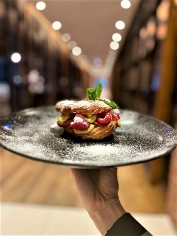 Menu łączy tradycję z&nbsp;nowoczesnością, oferując dania, kt&oacute;re zaskakują nie&nbsp;tylko smakiem, ale&nbsp;i&nbsp;prezentacją