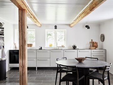 Minimalistyczne wnętrza domu z&nbsp;1775 roku