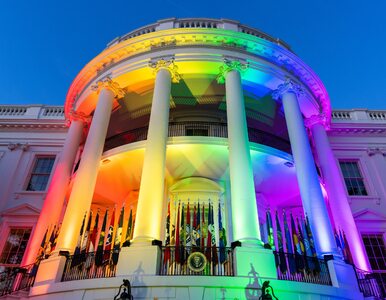 Biały Dom w kolorach tęczy. Biden podpisał ustawę o małżeństwach tej...