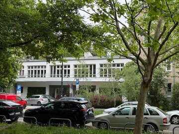 Szare Domy to jeden z najbardziej charakterystycznych przykładów modernistycznej zabudowy mieszkaniowej w Warszawie 