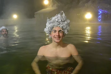 Uczestnicy "konkursu zamarzniętych włosów" 