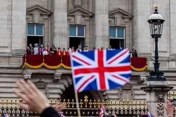 Rodzina królewska na balkonie Pałacu Buckingham 