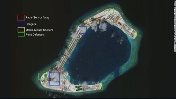 Zdjęcie satelitarne sztucznej wyspy z zaznaczonymi obszarami wojskowymi