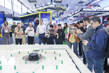 Prototypowy Roomba&reg; Duo marki iRobot podczas premiery na&nbsp;targach IFA 2026 w&nbsp;Berlinie. System łączy dwa wyspecjalizowane roboty, kt&oacute;re wsp&oacute;lnie odkurzają, myją podłogi i&nbsp;docierają do&nbsp;trudno dostępnych miejsc