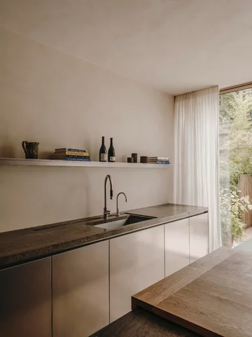 Kojący minimalizm paryskiego domu, projekt Holzrausch 