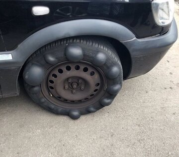 Auto ze&nbsp;zniszczonymi oponami