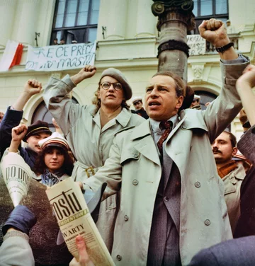 Jerzy Stuhr w filmie „Obywatel Piszczyk” Kadr z filmu „Obywatel Piszczyk” w reżyserii Andrzeja Kotkowskiego z 1988 roku.