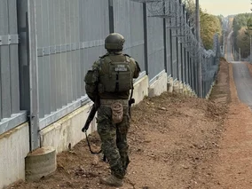 Miniatura: Rząd ulepszył mur na granicy Polski i...