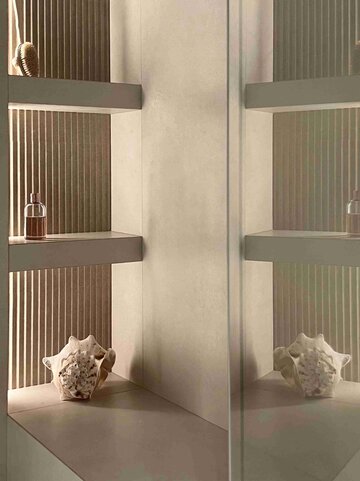 Willa Czarodziejka powstała na miejscu dawnego rodzinnego domu. Zachowane drewniane elementy i kamień tworzą wyjątkowy dialog między historią a współczesną architekturą 