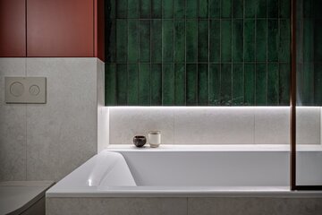 Projekt mieszkania na warszawskim Mokotowie autorstwa Deer Design to przykład spójnej aranżacji, w której funkcjonalność, kolor i jakość wykonania tworzą harmonijną, dopracowaną w każdym detalu przestrzeń do życia 