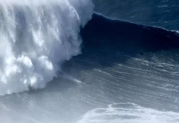 Rodrigo Koxa na fali w Nazare 