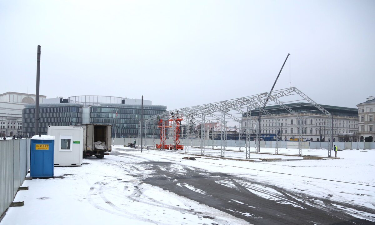 Luty 2018 roku. Początek budowy pomnika na pl. Piłsudskiego 