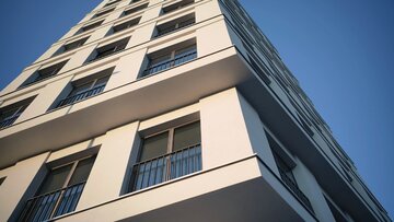 Plac Politechniki 4&nbsp;to&nbsp;kameralny apartamentowiec zaprojektowany przez pracownię WXCA, kt&oacute;ry uzupełnił historyczną zabudowę jednego z&nbsp;najbardziej reprezentacyjnych plac&oacute;w Warszawy