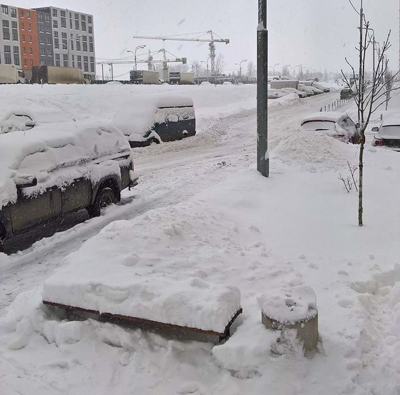 Mieszkańcy Moskwy walczą z rekordowymi opadami śniegu 
