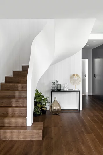 Aranżacja nowoczesnego wnętrza z dużymi przeszkleniami, proj. MIŚKIEWICZ design 