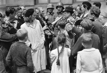 Kadr z filmu „Zakazane piosenki” 1946. Kadr z filmu „Zakazane piosenki” w reżyserii Leonarda Buczkowskiego, n/z Alina Janowska (C).