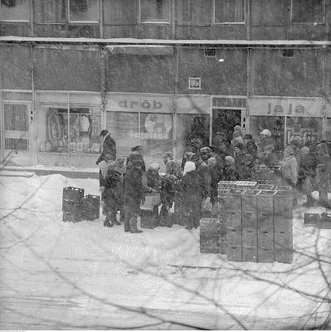 Kolejka przed sklepem spożywczym przy ul. Malczewskiego w Warszawie, rok 1979