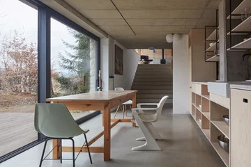 Przytulne wnętrza skryte za betonową ścianą, projekt Mjölk architekti Linka, Mjolk