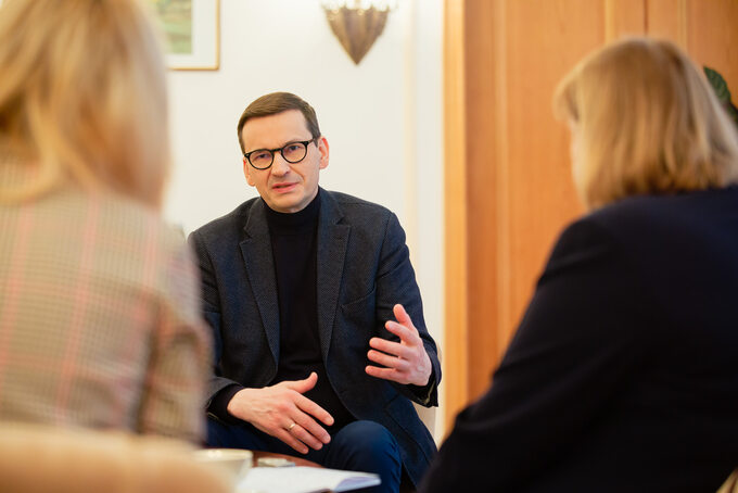Premier Mateusz Morawiecki podczas rozmowy z dziennikarkami „Wprost”