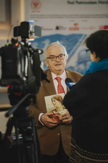 Piotr Jegliński podczas wywiadu dla TVP 3 Warszawa opowiada o  o książce profesora Piotra Biłosa „La Pologne: précis d’histoire” Koncert Niepodległości w Paryżu