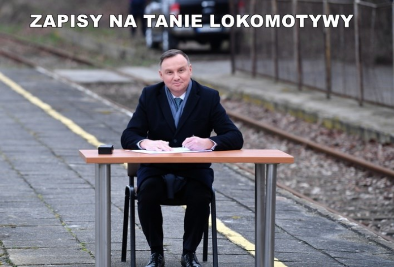 Mem po podpisaniu ustawy przez prezydenta Andrzeja Dudę na peronie kolejowym 