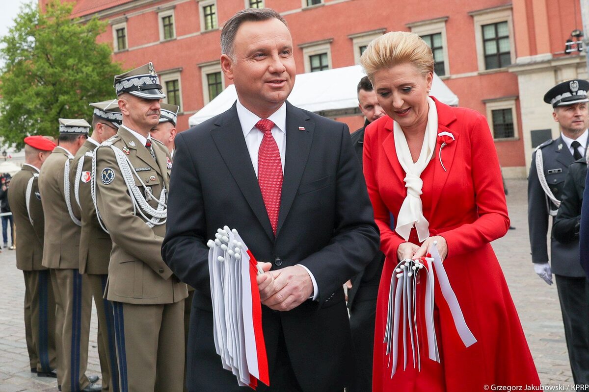 Para Prezydencka rozdawała na pl. Zamkowym w Warszawie flagi RP. 