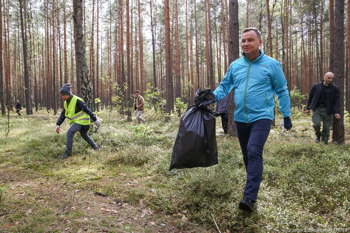 Akcja #sprzątaMY las z udziałem pary prezydenckiej 