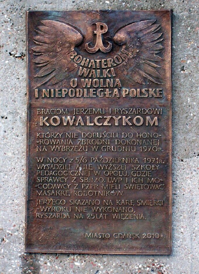 Tablica pamiątkowa poświęcona Kowalczykom na Placu Solidarności w Gdańsku