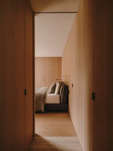 Kojący minimalizm paryskiego domu, projekt Holzrausch 