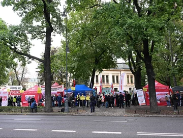 Miasteczko namiotowe przed siedzibą Trybunału Konstytucyjnego 