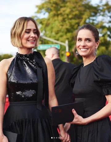 Złote Globy, Sarah Paulson i Amanda Peet na czerwonym dywanie 