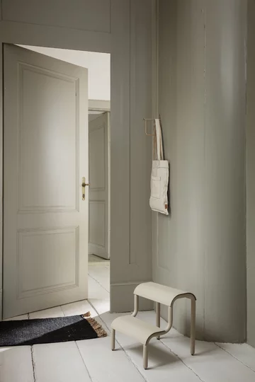 Aranżacja przedpokoju z wykorzystaniem mebli Ferm Living 