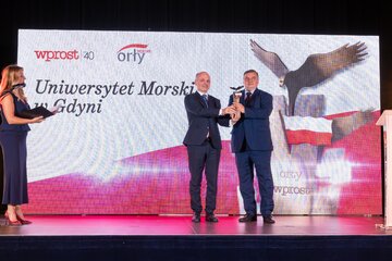 Prof. Adam Weintrit (z prawej) oraz&nbsp;wręczający nagrodę Jacek Orzeł, prezes Narodowego Centrum Badań i&nbsp;Rozwoju