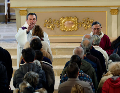 Miniatura: Ksiądz przekroczył granicę? Oburzeni...