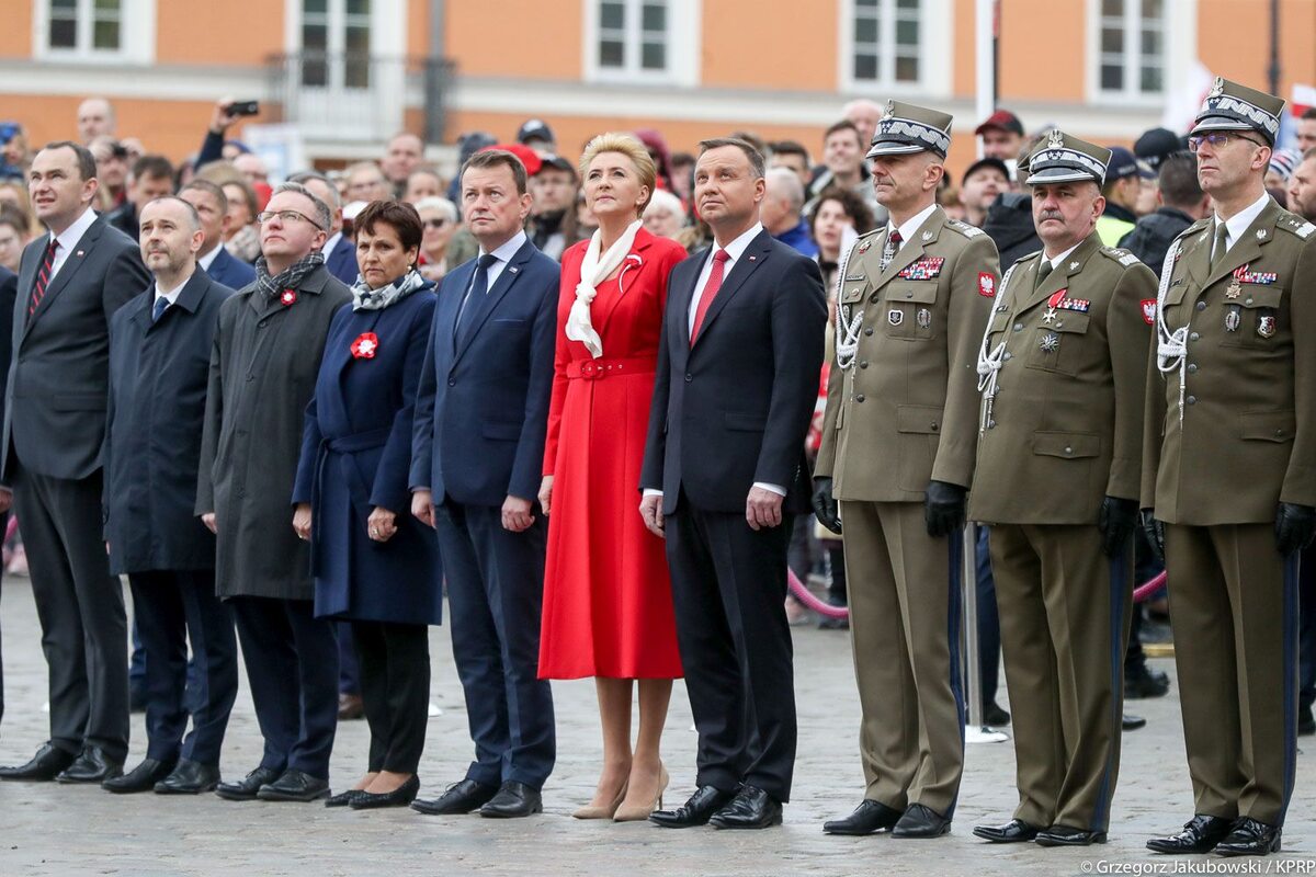 Para Prezydencka na pl. Zamkowym w Warszawie Podniesienie Flagi Państwowej RP na Wieży Zegarowej Zamku Królewskiego.