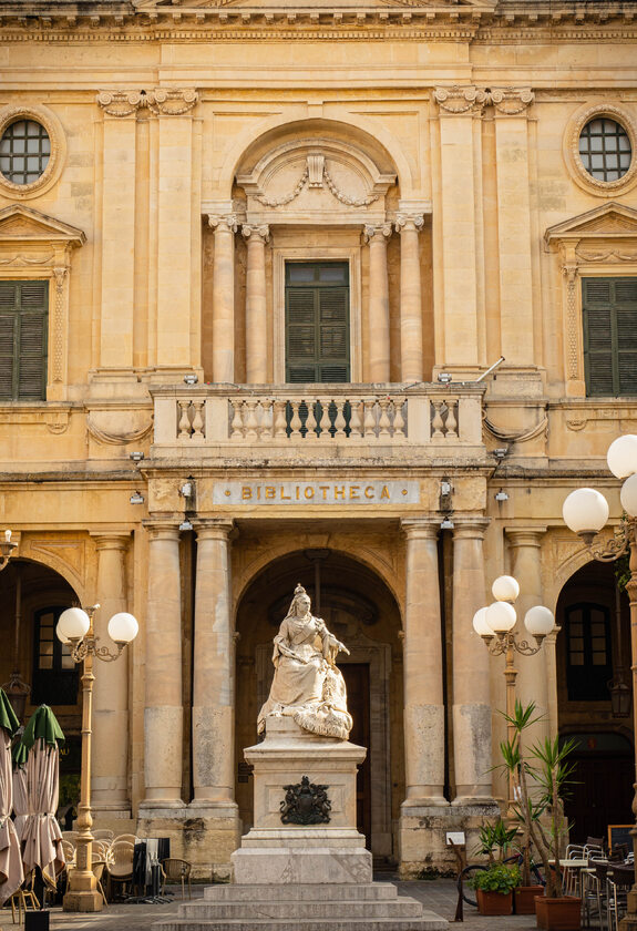 Biblioteka Narodowa Malty w Valletcie Biblioteka Narodowa Malty znajduje się tuż obok Pałacu Wielkiego Mistrza. Przed wejściem do niej można obejrzeć pomnik królowej Victorii.