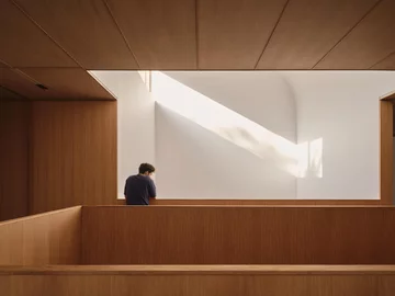 Z pozoru surowy, w środku pełen światła, projekt Williamson Williamson 