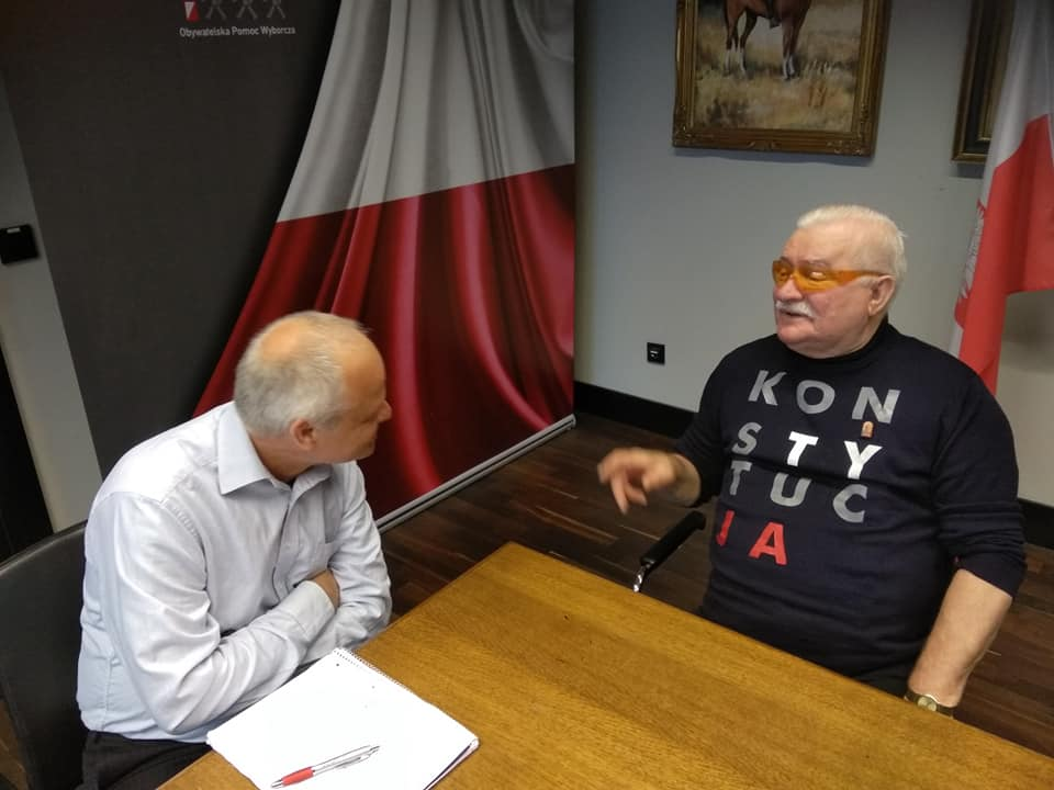 Lech Wałęsa w koszulce z napisem „Konstytucja” 